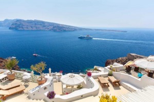 greece_crete_island_view_of_fira_town_white_concrete_staircases_leading_down_to_beautiful_bay_with_clear_blue_sky_and_sea